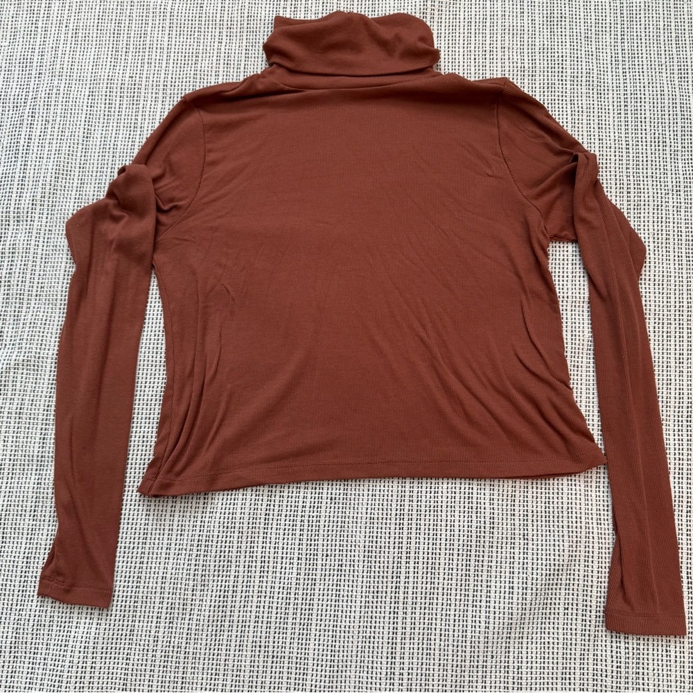 Old Navy UltraLite Performance Cropped Ribbed Turtleneck Top